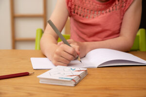 Kinderfysiotherapie helpt bij het leren schrijven